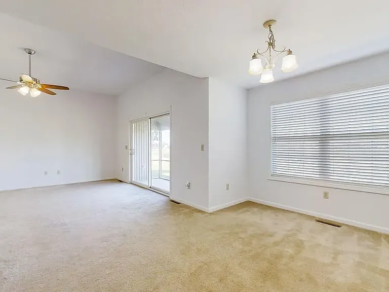 2302 N Prairie St — Photo 10