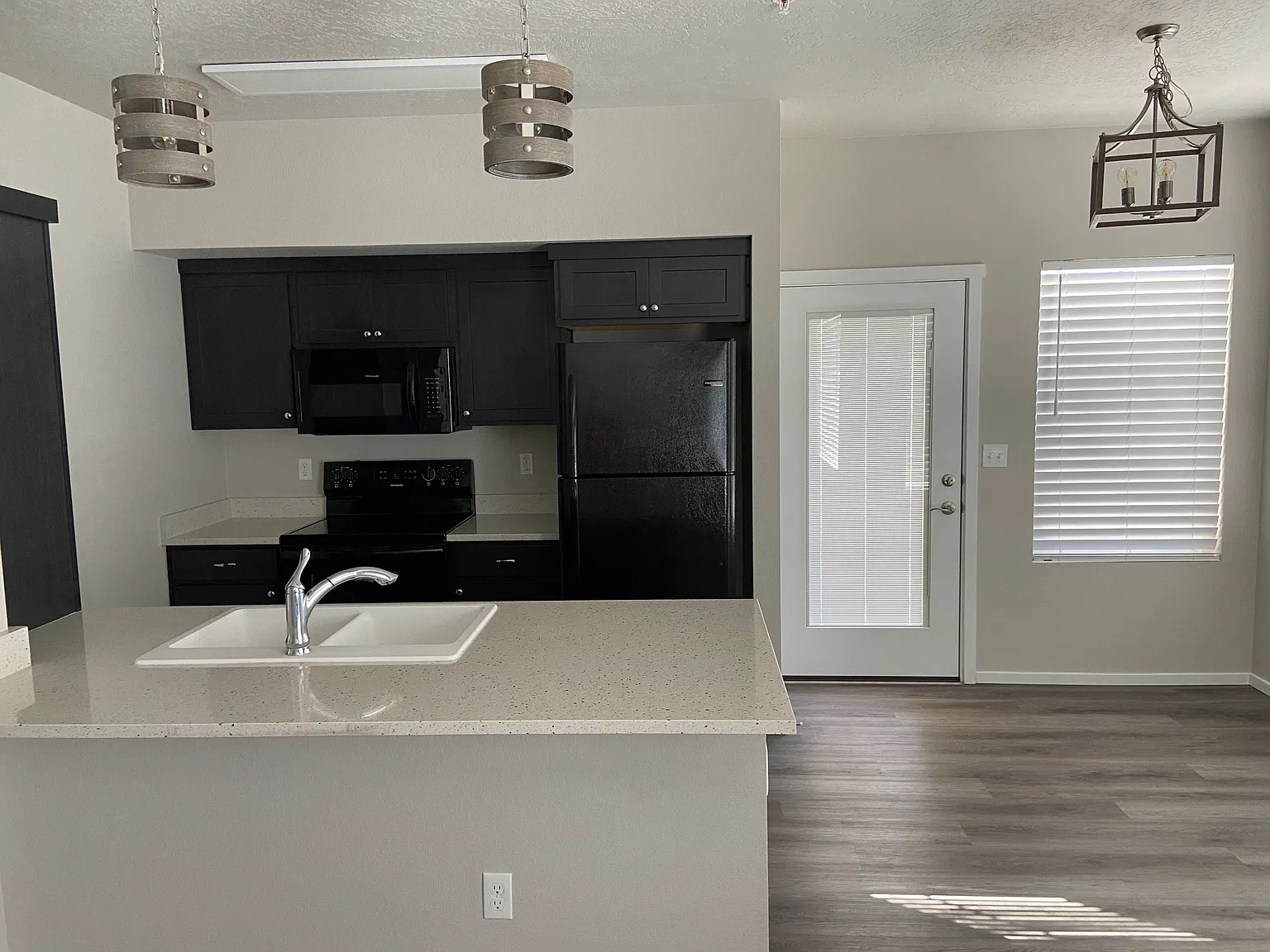 1535 W Hubbard Rd — Photo 3
