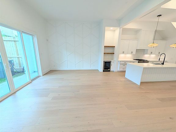 4th image of 2630 Persa St