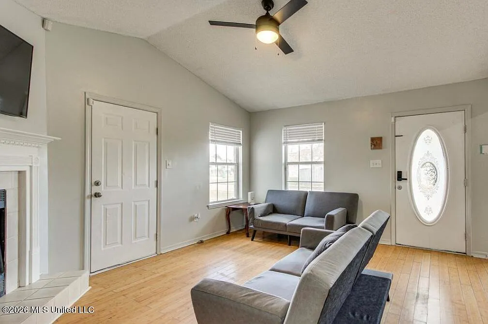 3 bed, 2.0 bath, 1354 sqft, $1,600 — Photo 4