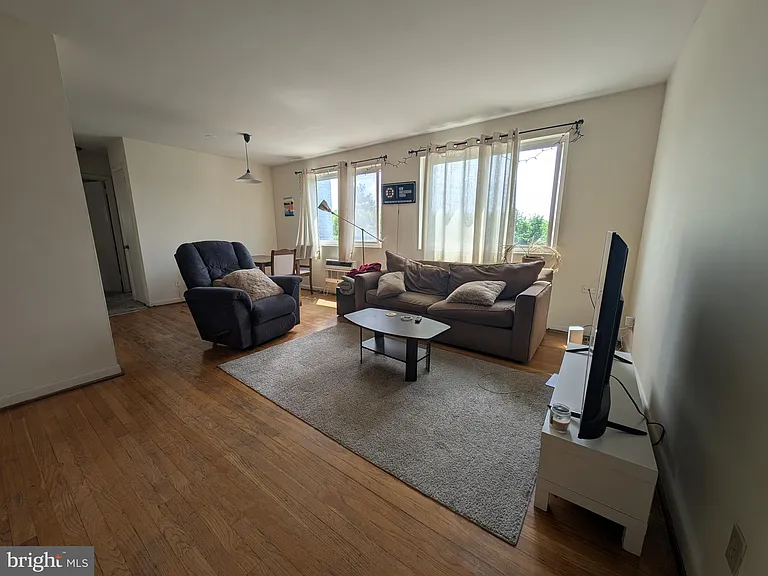2059 N Woodstock St #306 — Photo 2