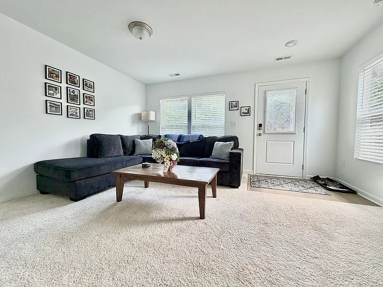 1947 Robin Hill Ln — Photo 6