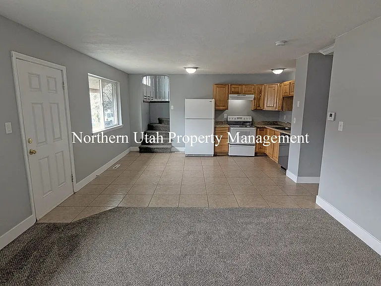 2056 Gramercy Ave — Photo 3