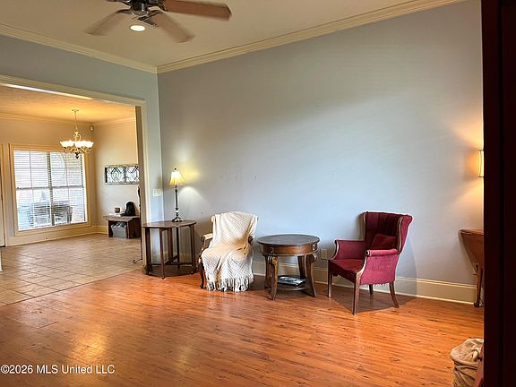 5th image of 211 Tucker Dr