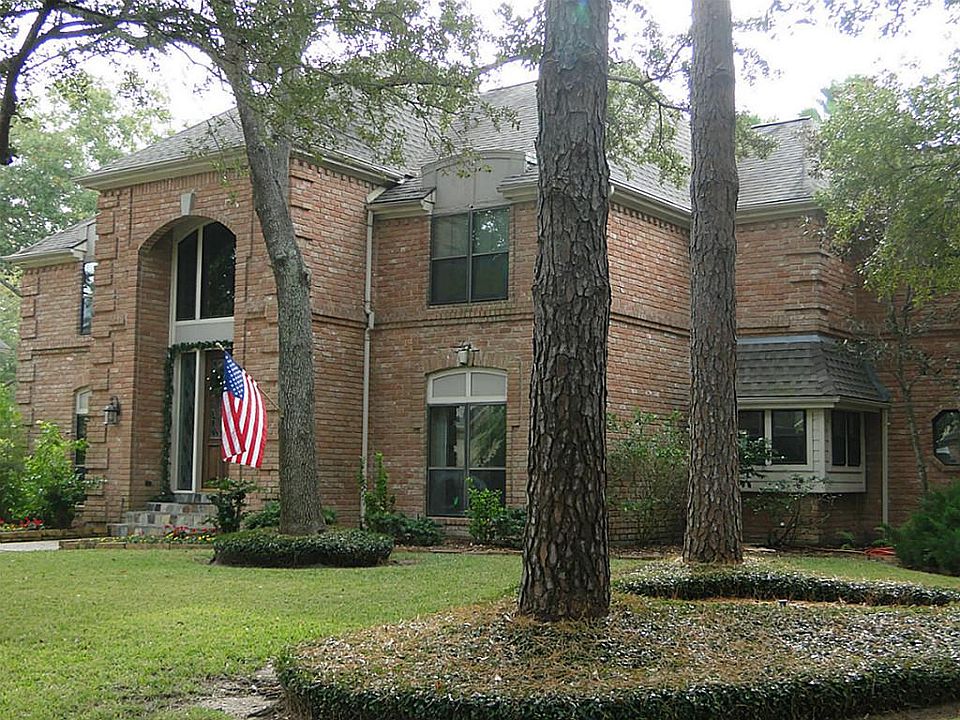 mature pine and oak trees in the front yard...