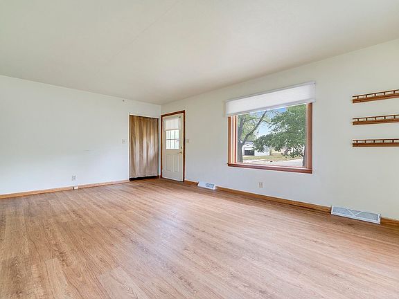 5th image of 240 Renrose Ave