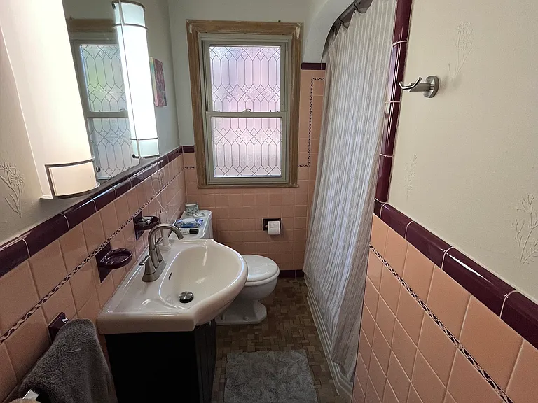 1502 Albert St N — Photo 4