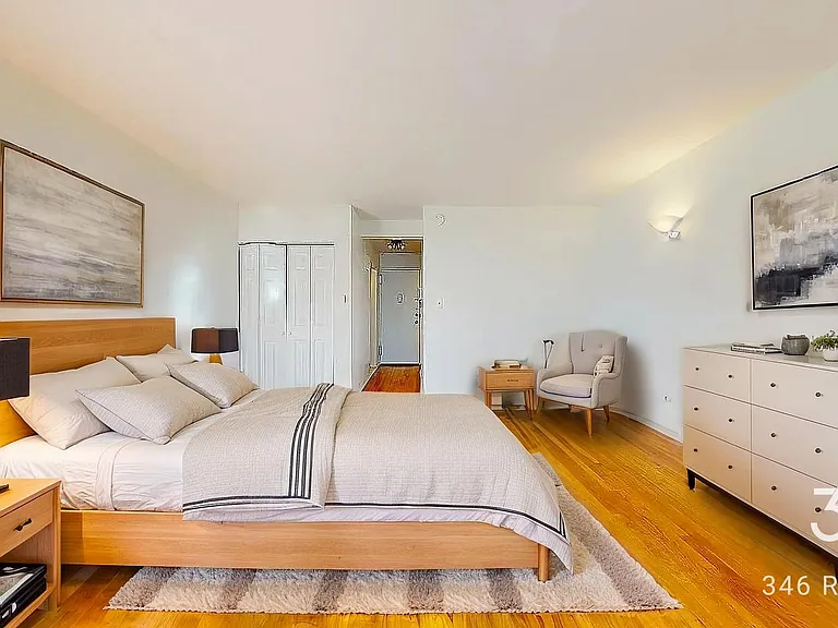 225 E 26th St #2B — Photo 2