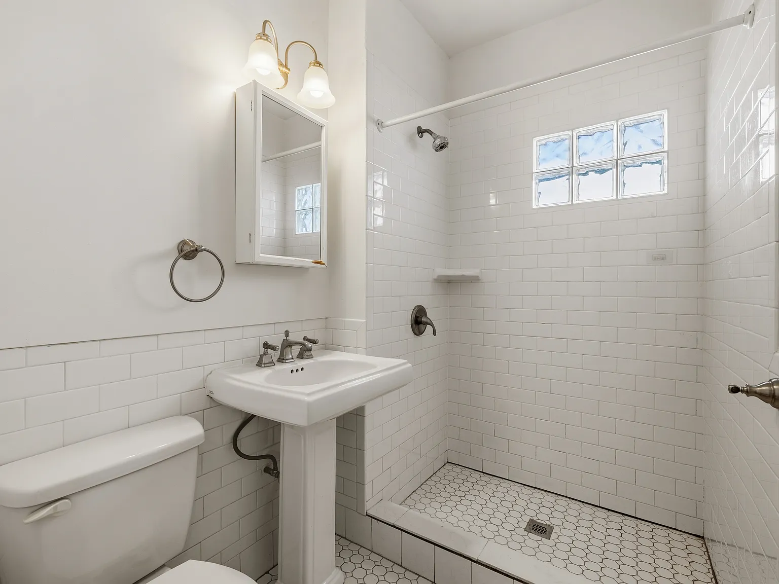 5 bed, 2000 sqft, $6,000 — Photo 4