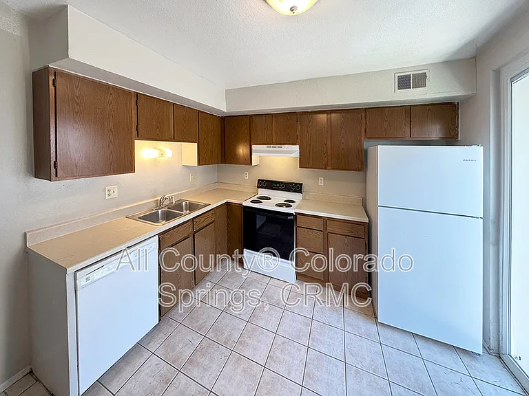 347 W Iowa Ave — Photo 6