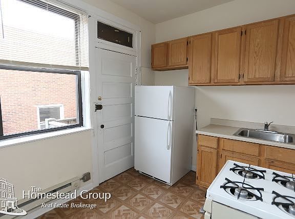 4th image of 721 1/2 W Barry Ave APT 3B