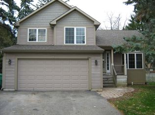 1316 Queen Anne St, Woodstock, IL 60098