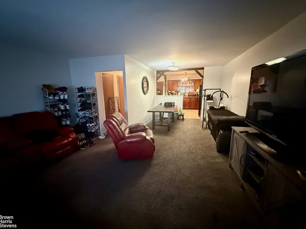 1074 Barbey Street image 4 of 9