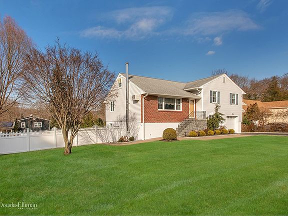4th image of 26 Wayside Dr