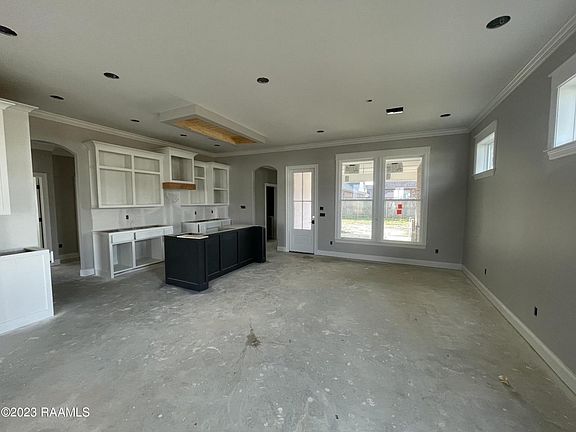 5th image of 112 Lakes Edge Dr