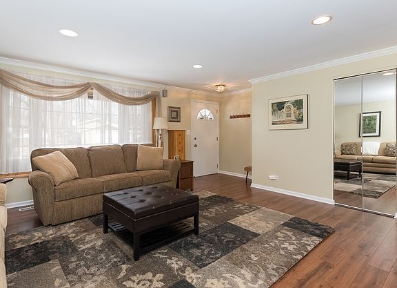 5th image of 327 Geneva Ct