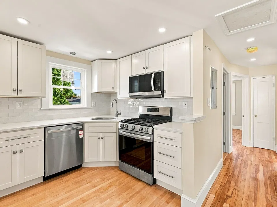 83 Gladeside Ave #2