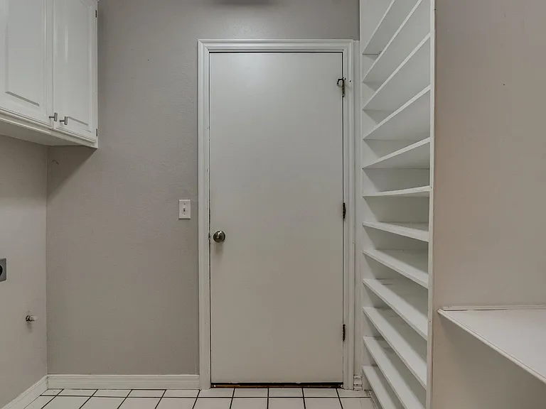 2701 Shady Tree Ln — Photo 15