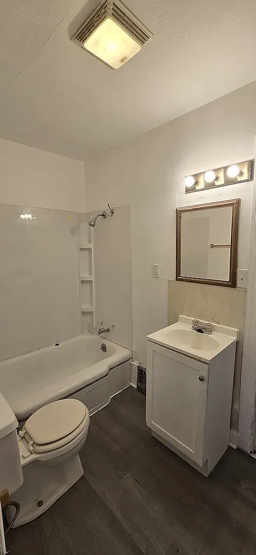 2 bed 1 bath 2 car garage — Photo 2