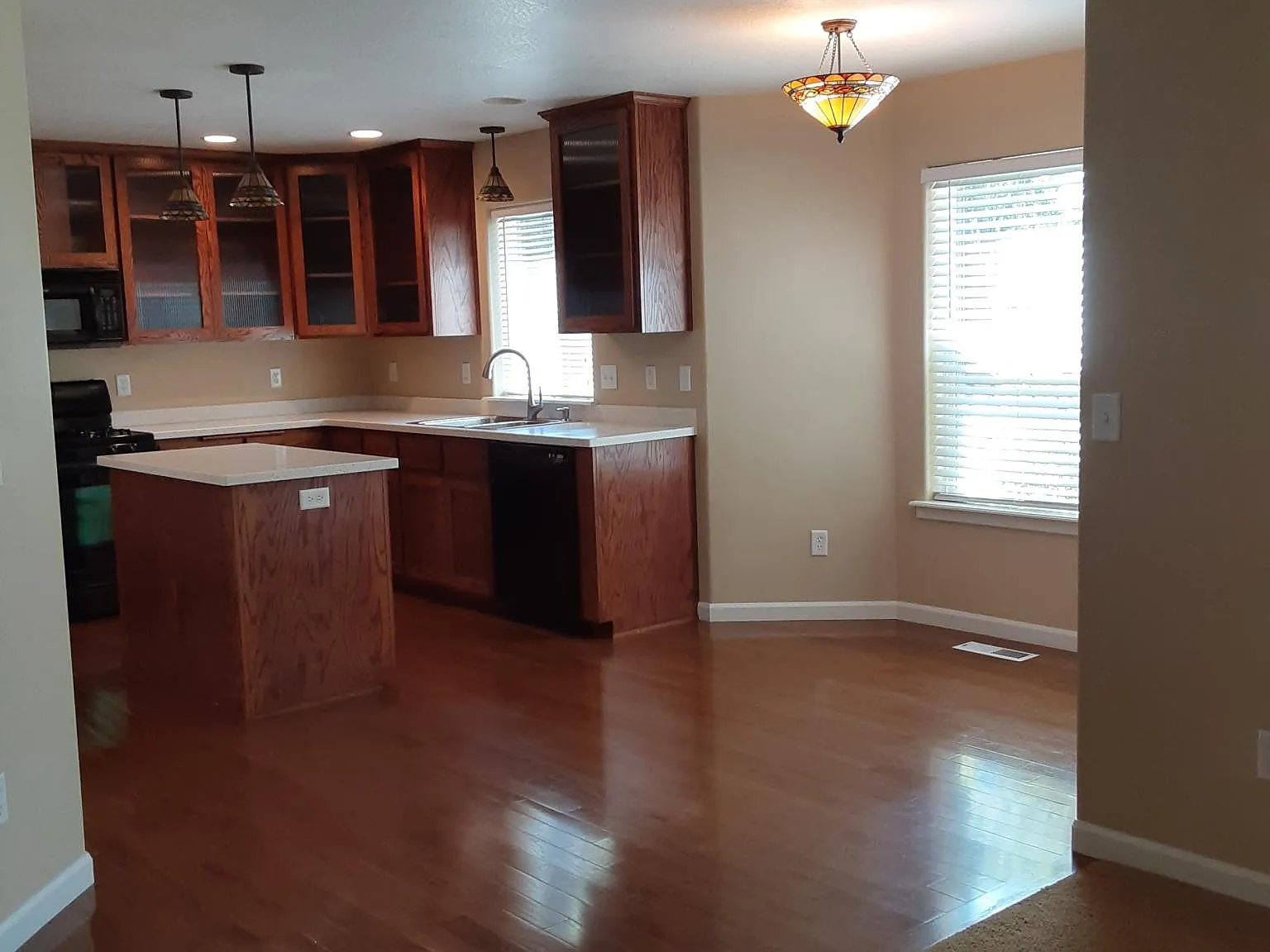 657 Spring Valley Dr — Photo 3