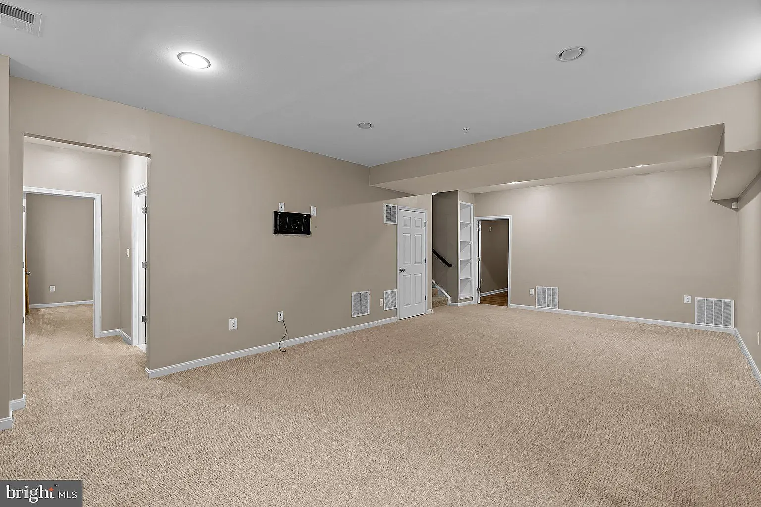 5 bed, 4.5 bath, 4028 sqft, $4,500 — Photo 3