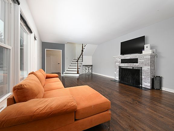 4th image of 360 Erie Cir