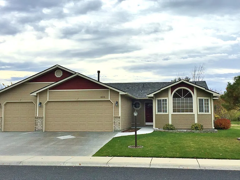 885 E Monarch St — Photo 1