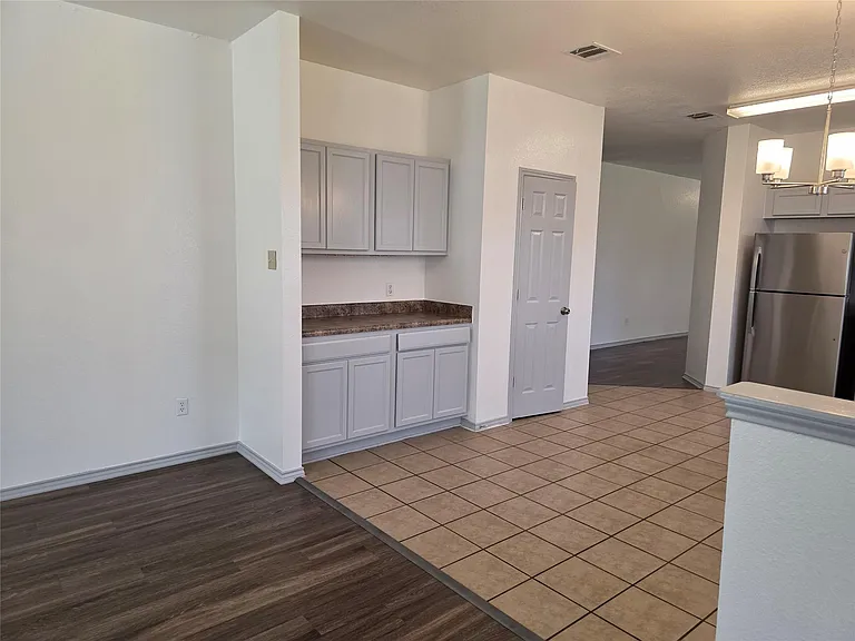 319 Riverwalk Dr — Photo 11