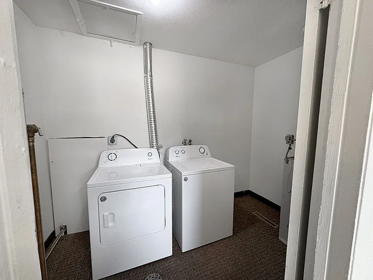Centrally located 2 Bedroom Apartment with Laundry Hook-ups — Photo 17