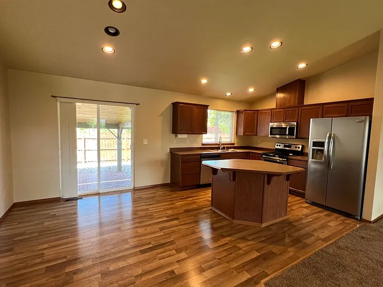 2525 NE Noble Loop — Photo 4