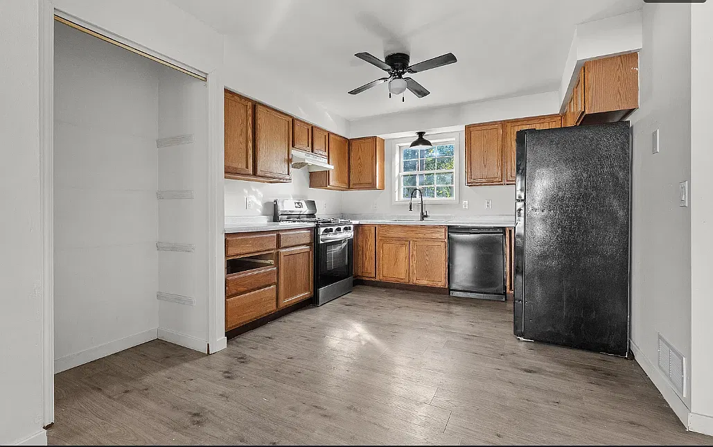 6 bed, 2.5 bath, 1852 sqft, $2,450 — Photo 4