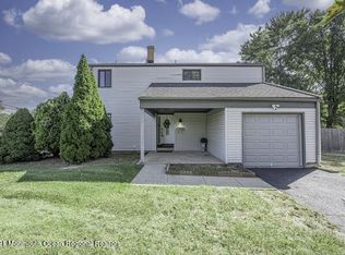 1 Robertson Rd, East Windsor, NJ 08520