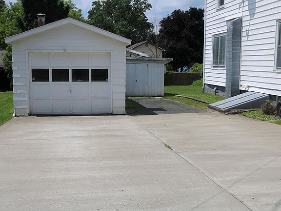 5th image of 605 Beach St