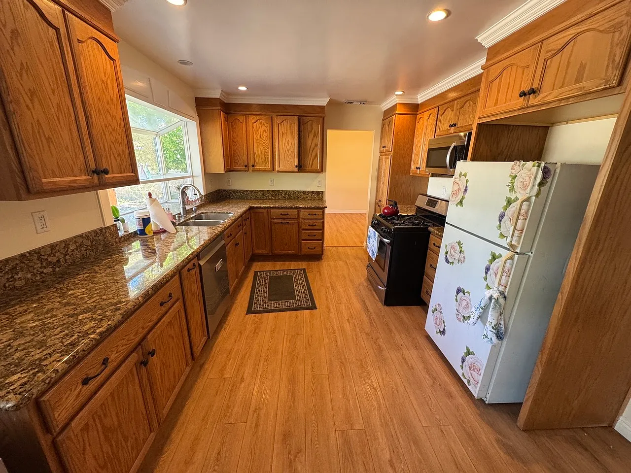 5 bed, 2726 sqft, $5,795 — Photo 4