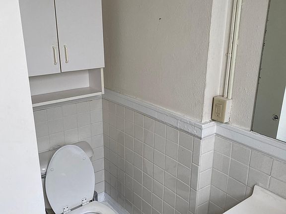 3rd image of 607 E 5th St APT 11