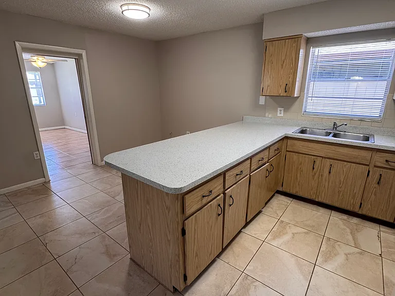 7504 N Thatcher Ave — Photo 12