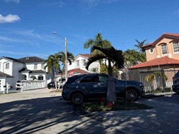 Exterior Neighborhood (street photo)