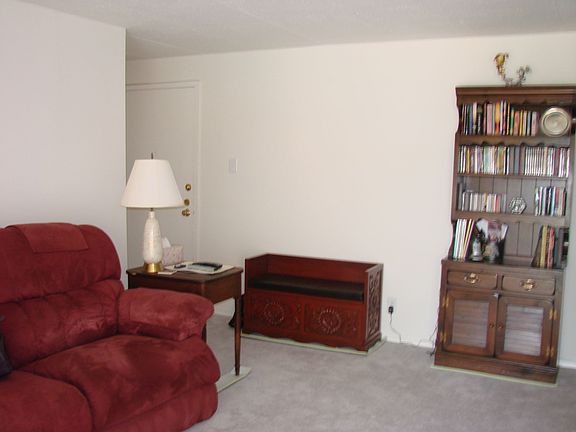 Foyer/Living Room