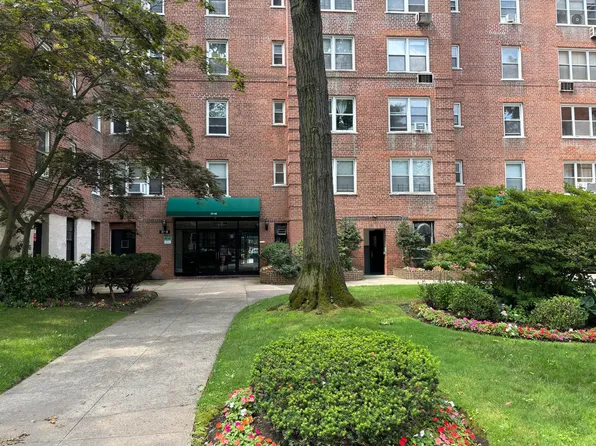 27-10 Parsons Boulevard image 1 of 11