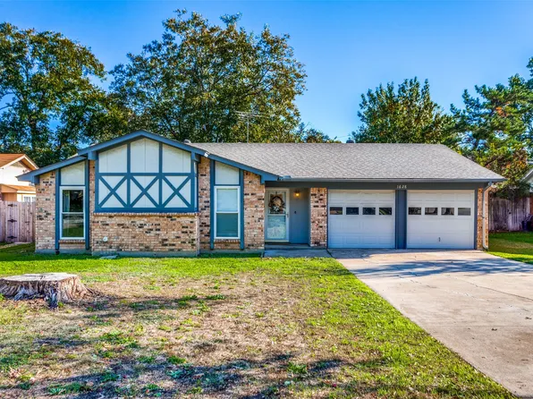 1628 S Timber Ct, Benbrook, TX 76126