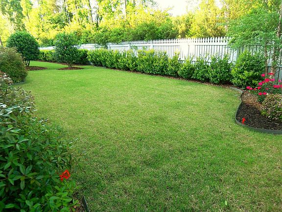 Lushly Landscaped Back Yard!