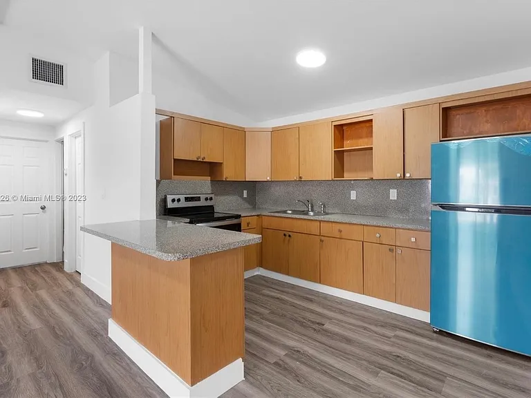 1009 SW 22nd Ter — Photo 2