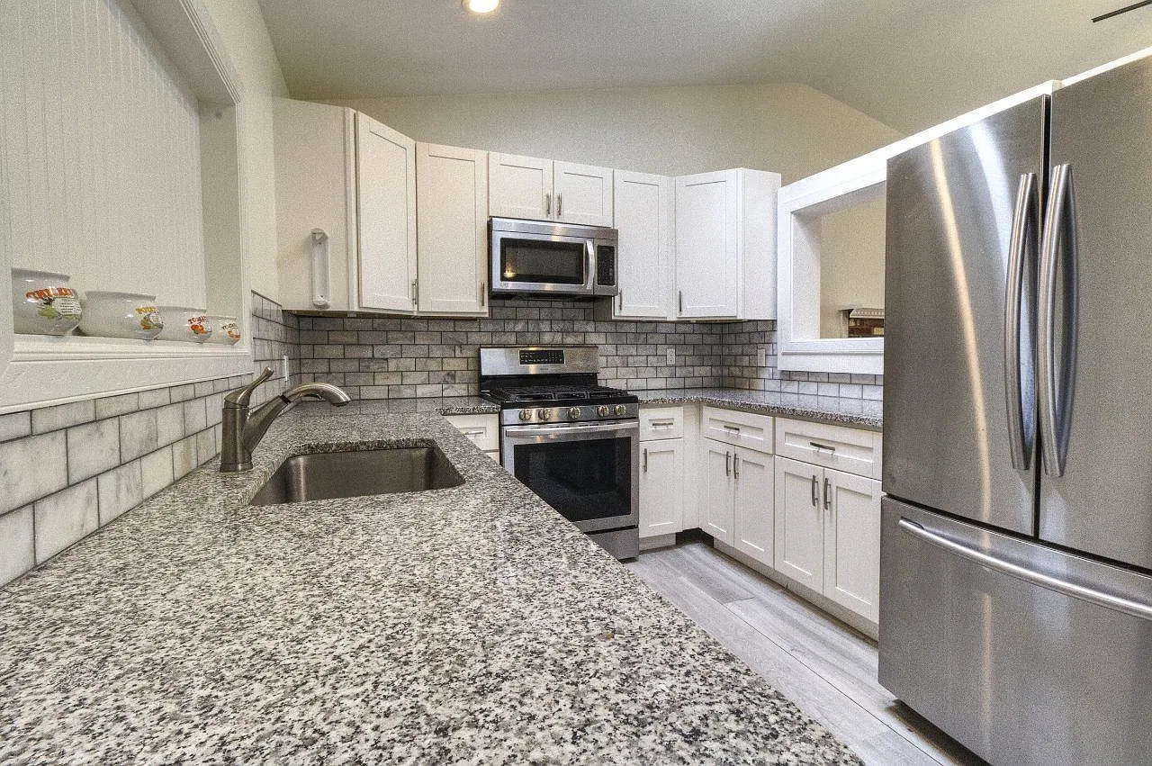 4 bed, 1.0 bath, 1758 sqft, $2,895 — Photo 3