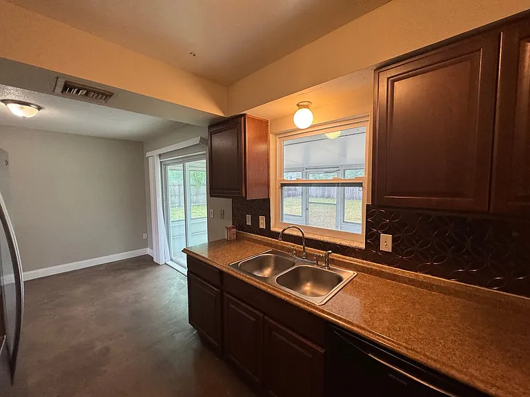 1199 Lawrence Ave — Photo 10