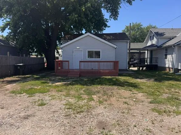 207 Roselawn Ave, Muscatine, IA 52761