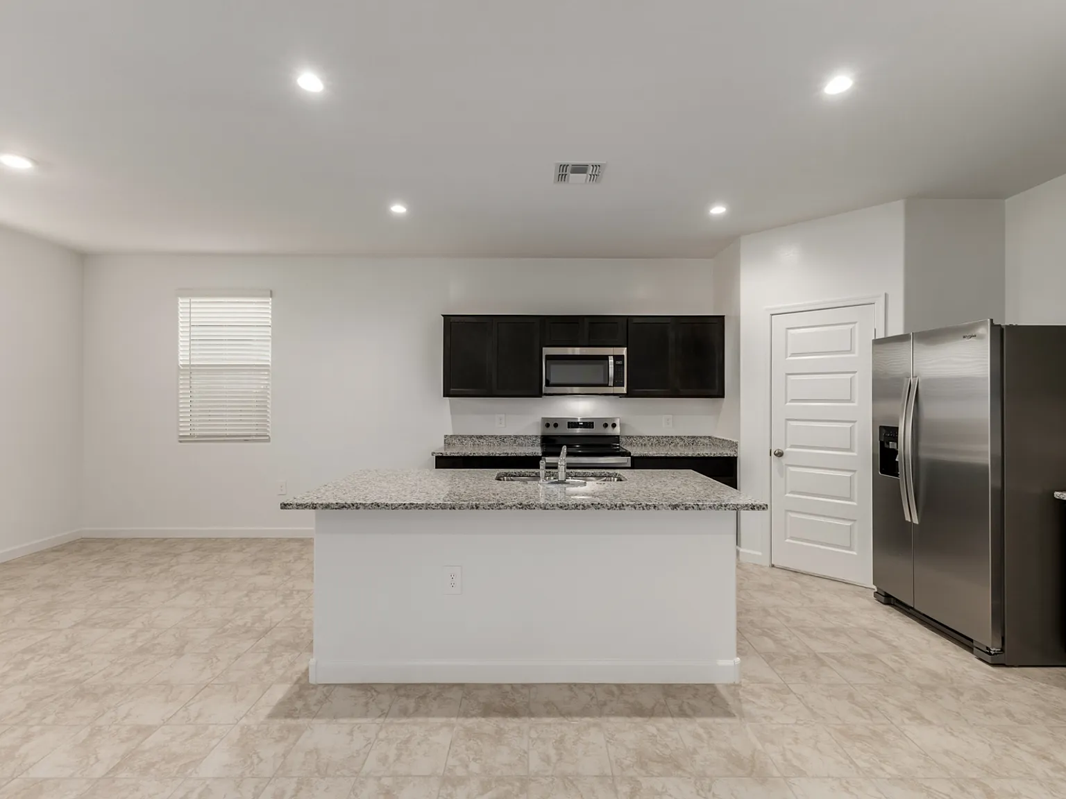4 bed, 1967 sqft, $2,595 — Photo 3