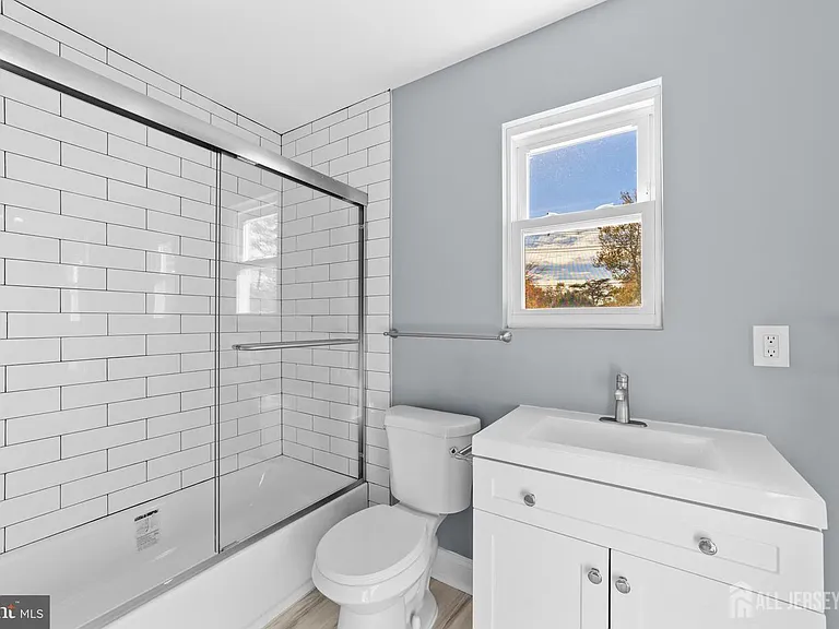 245 William St #B — Photo 9