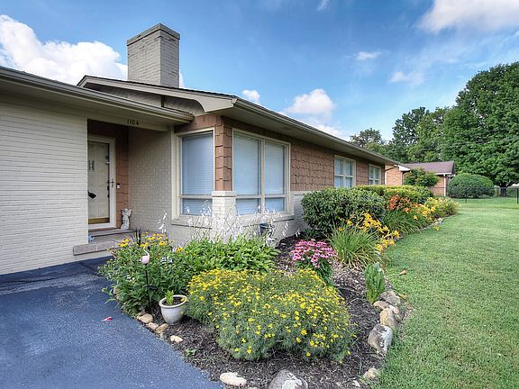 4th image of 1104 Woodmont Dr