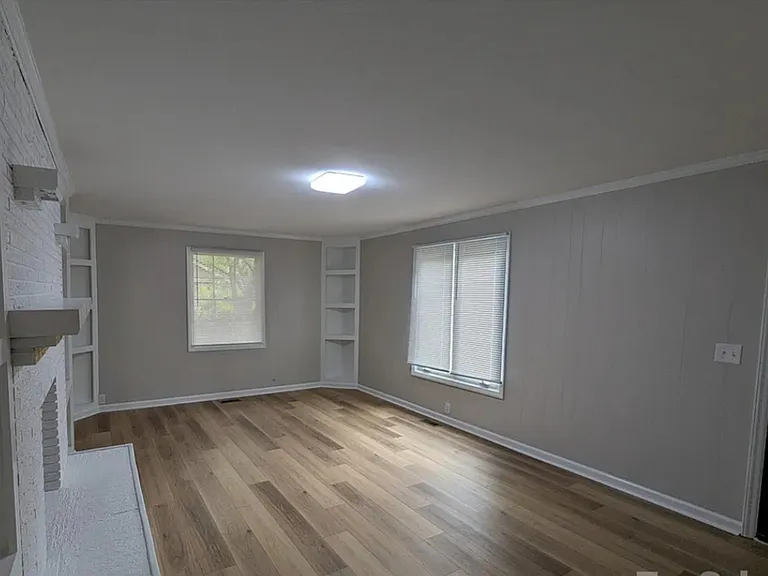 1203 W Crowell St — Photo 12
