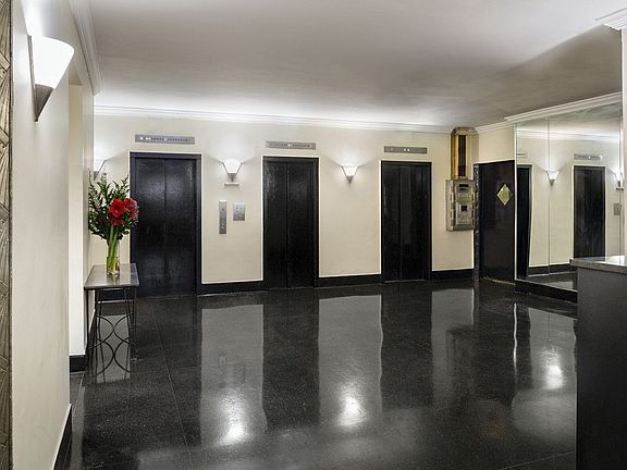 3rd image of 307 E 44th St APT 1102